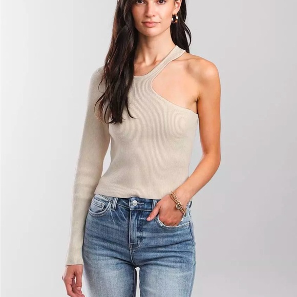Le Lis Tops - Le Lis One Shoulder Cut-Out Cropped Sweater - Cream - Size Large